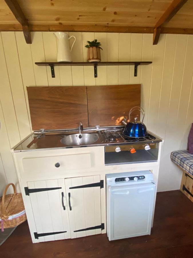 The Shepherd'S Hut - Wild Escapes Wrenbury Off Grid Glamping - Ages 12 And Over Baddiley Dış mekan fotoğraf